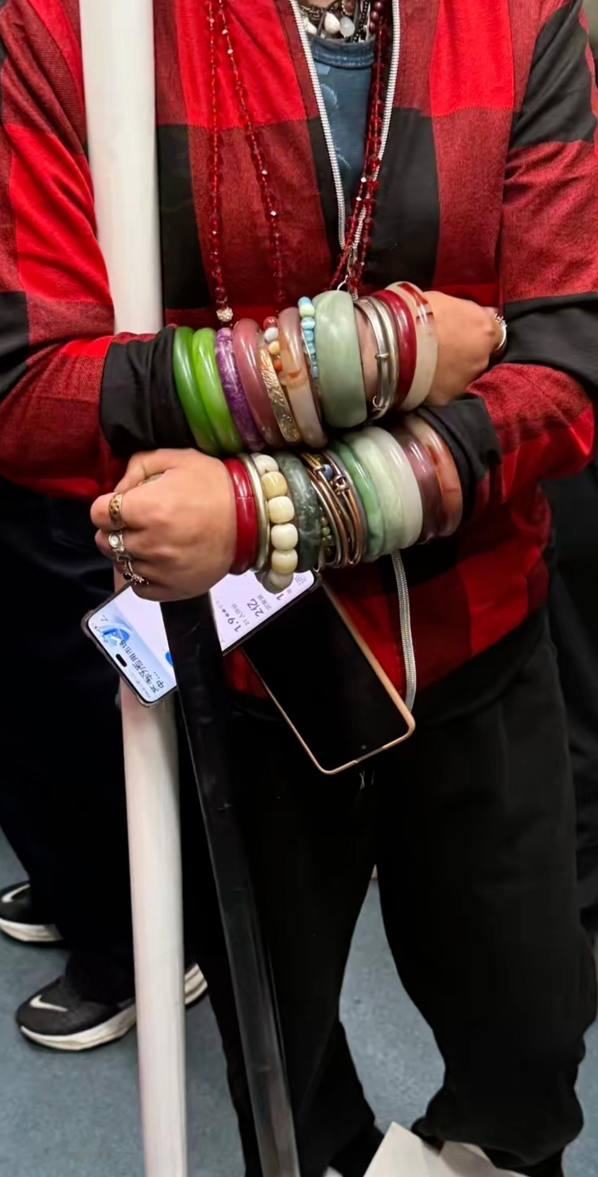 被大姐的手腕惊艳到！足足戴了五六七八只手镯，金的、玉的、细链的堆在一起，走动时叮