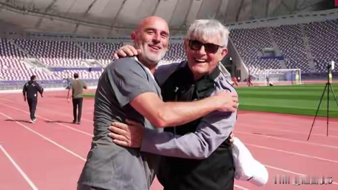 神奇教练米卢多哈探班上海海港昨天，正在卡塔尔多哈集训的上海海港，迎来了神奇教练