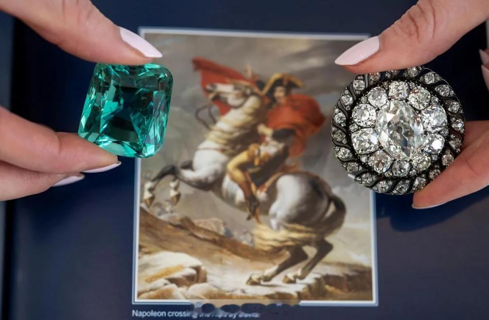 圆形钻石胸针，原本是巨佬拿破仑帽子上的装饰。1815年著名的滑铁卢战役中，它被遗