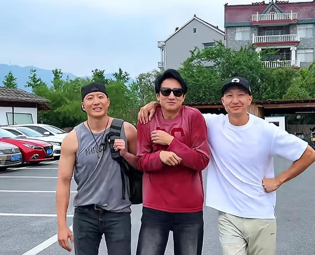 洪金宝3个儿子罕见合体！遗传韩国妈妈身高全超1米8，帅气十足5月7日，洪天明在