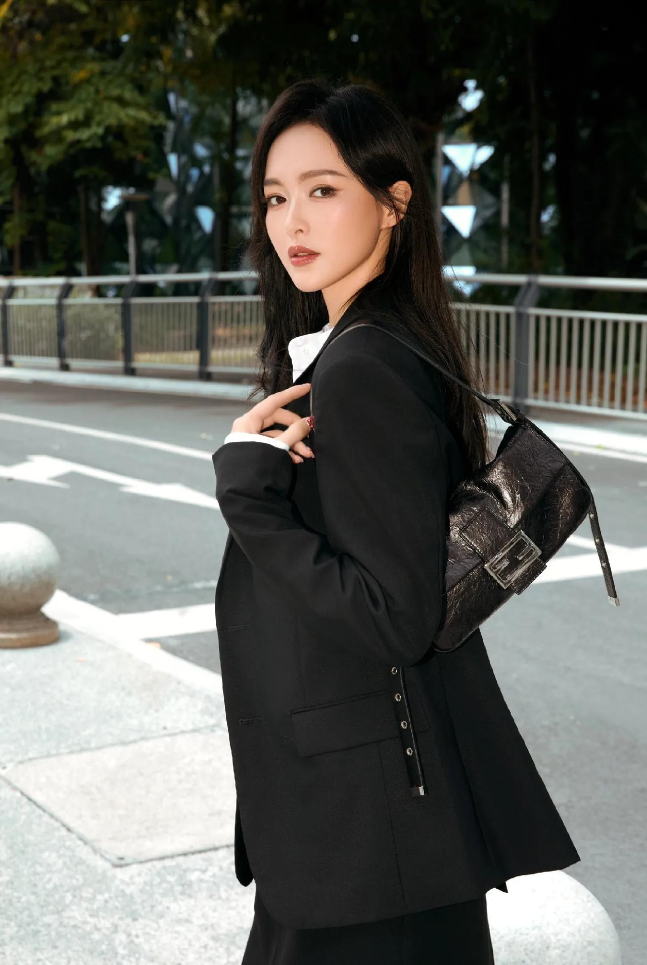 唐嫣通勤西装造型，简约穿搭尽显大女主气场经典黑西装内搭白衬衫，搭配同色系开