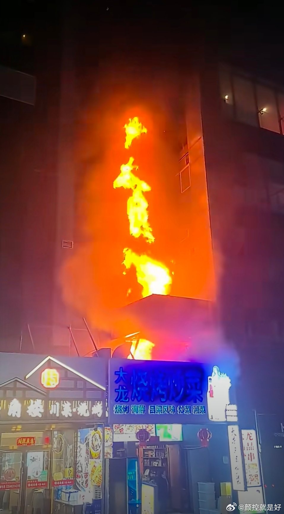 太原火灾最先起火视频曝光火灾真的好吓人啊，一定要注意用火安全。还有要多检查和培训