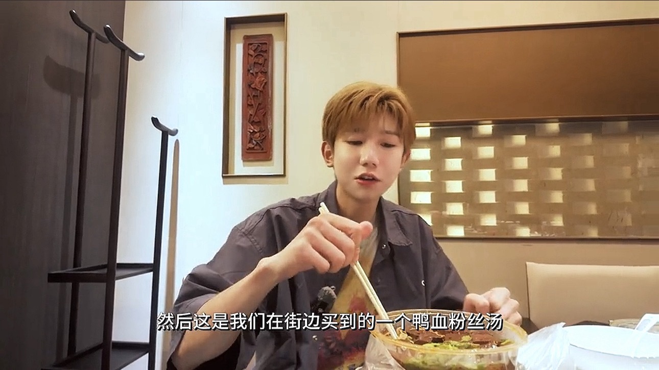 宝宝来南京吃鸭血粉丝汤！