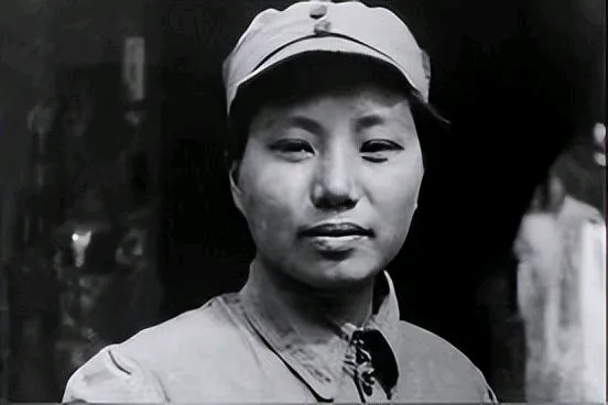 1950年，在甘肃，解放军抓到了一个女匪首，女匪首被俘时，神色淡然，没想到，它突