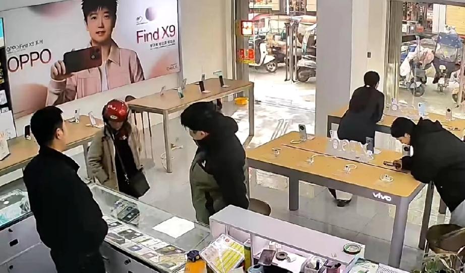 手机店内，男孩因未能如愿购买新手机，竟当着母亲的面怒摔口袋里的旧手机后愤然离去，