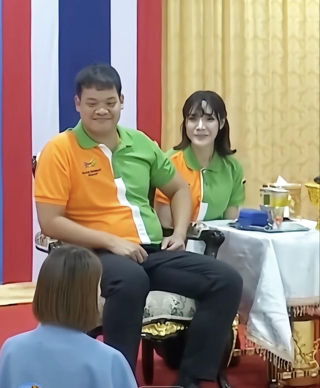 提帮功王子越发稳重成熟了！他和贵妃诗妮娜七月份去女子监狱做帮扶工作。诗妮娜虽然是