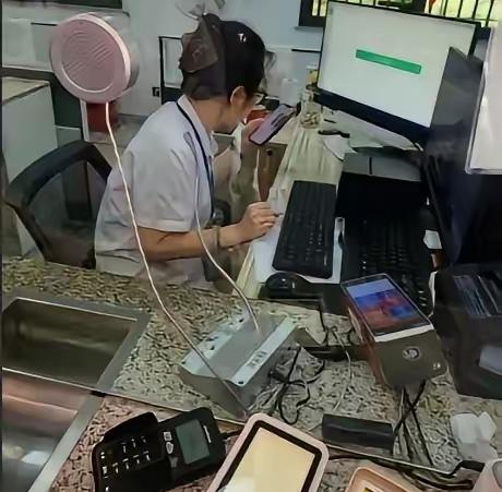 张家界的这个留学生免票事情最应该出来道歉的是景区的这个所谓领导。一个中国女子说