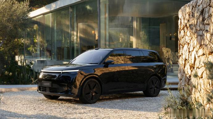 之前小智就一直听说「岑村揽胜」这词，的新作来了，挂着小鹏标的一台大SUV。不