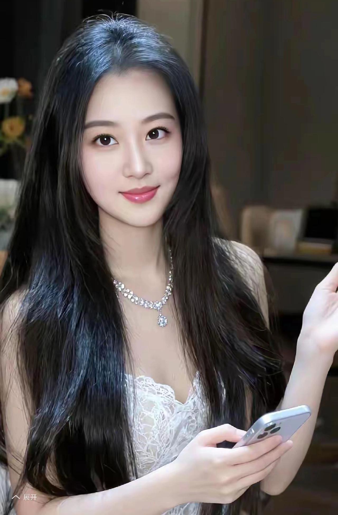 优雅少女，手机轻拍，闪耀项链，微笑动人。