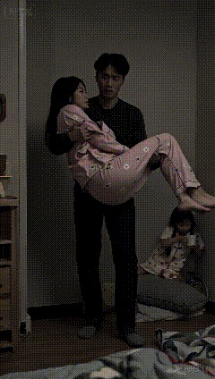 大半夜的，爸爸瞅着女儿应该睡沉了，就抱着老婆往客厅挪。哪知道，女儿刚好渴醒，正蹲