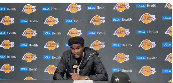 詹姆斯把艾顿喂高兴了，传球也是恰如其分。是队中传给艾顿最好的，艾顿高兴了，湖人也