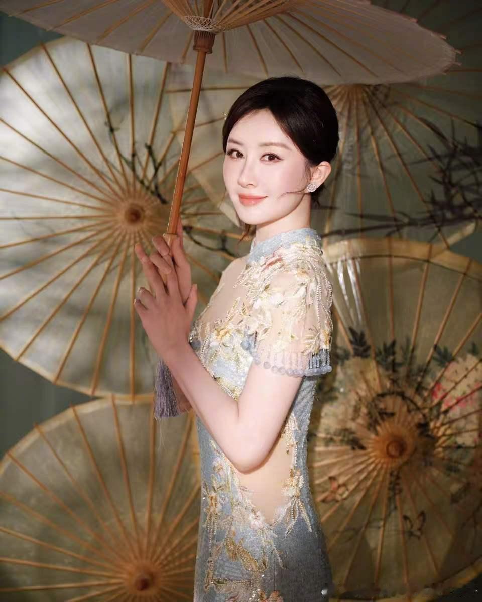 舒畅扛住了央视镜头舒畅国风旗袍央视舞台这一幕太难忘！国风旗袍勾勒温婉身段，