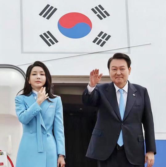 韩国国会这票开得可真够猛的，194票赞成、3票反对、1票弃权，跟切豆腐似的就把三
