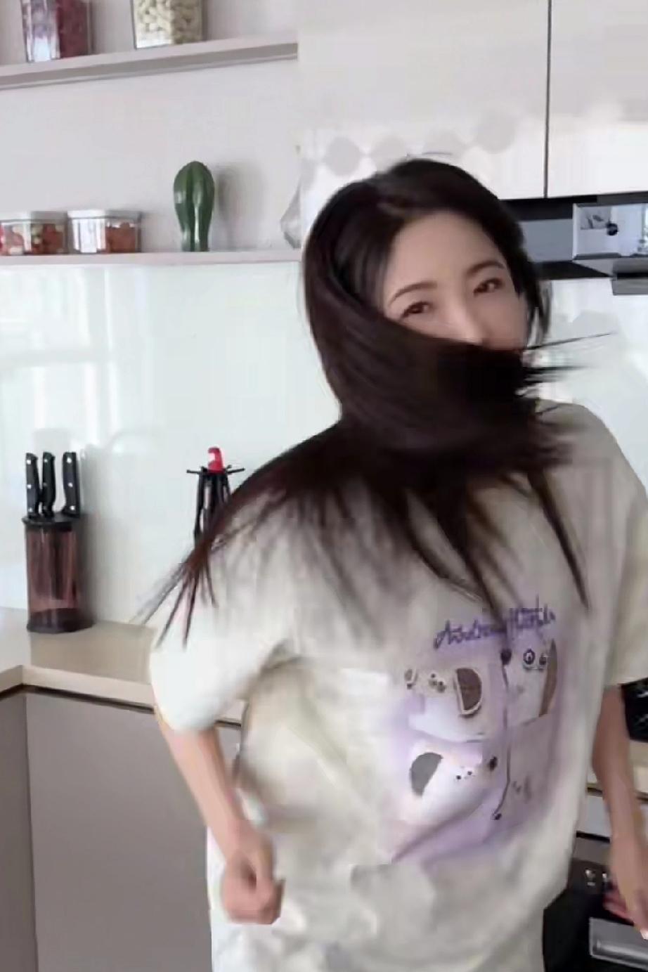 曾黎是真的喜欢跳舞，在厨房做饭的时候也不忘跳上一支舞蹈，彻底颠覆了以前国民淑女的