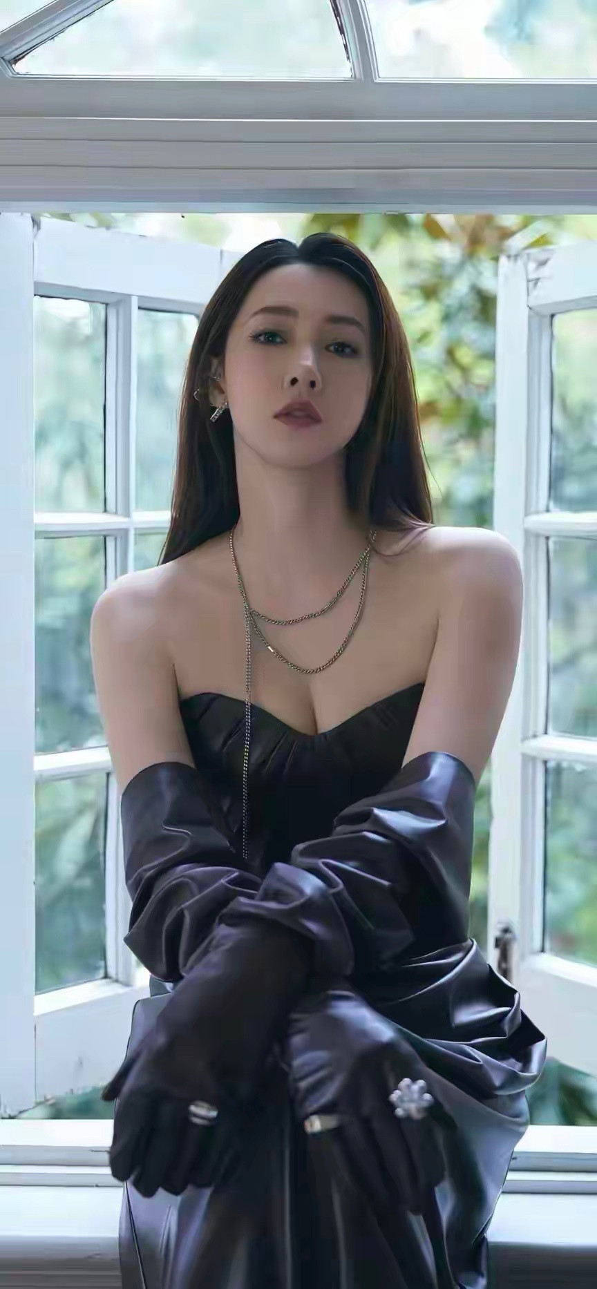 弦子不愧是“超级辣妈”，身材性感丰满火辣，气韵生动​​​