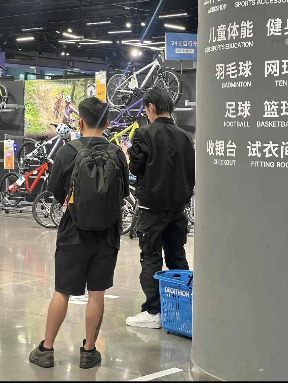 9月2日，郭碧婷与向佐带女儿向芷在深圳壹方城健身，向芷留长卷发好时尚，郭碧婷素颜