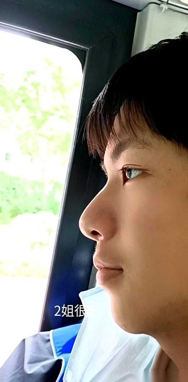 我弟的儿子昨天回来了。门一开，我刚端起来的水杯，里面的水晃了出来。他把一个重重