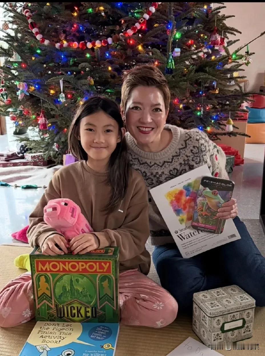 陈冠希女儿很会长啊，长眉凤目，鼻子高挺立体，五官像爸爸，脸型像妈妈秦舒培，身材比