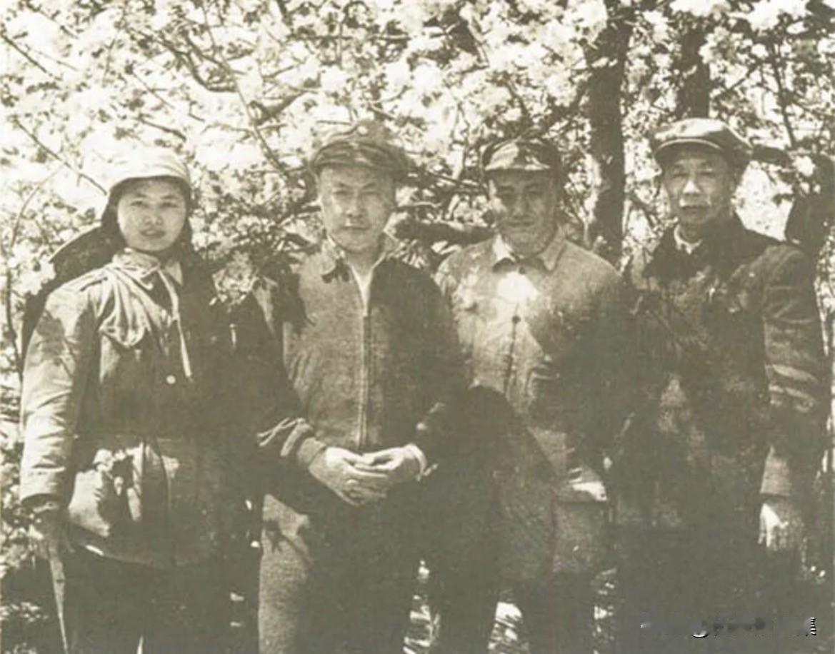 【开国功臣图片故事232】1947年5月上旬，山东省沂水县西北部的西王庄，左起