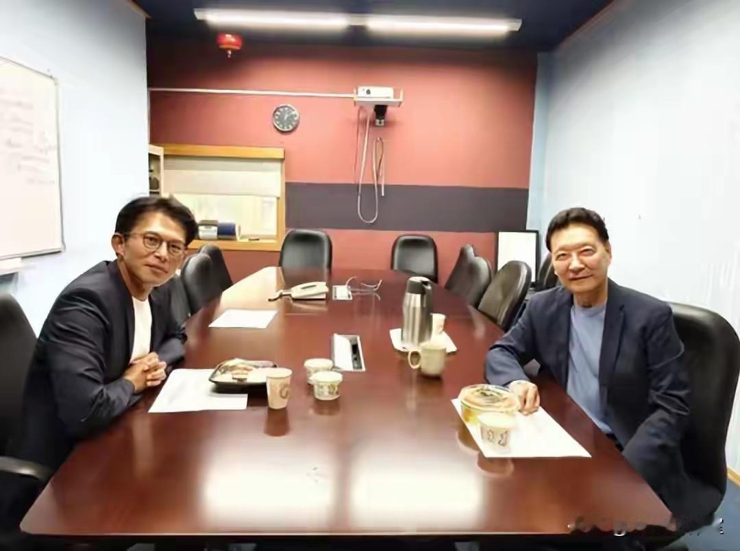 赵少康会晤黄国昌，表面上看是在谈“蓝白合”，实则是在给郑丽文挖坑。老赵的这一招釜