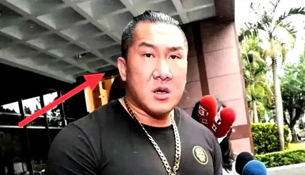 还得是馆长会玩！这招“瞒天过海”太绝了嘴上喊着账号开不了，脸上还挂