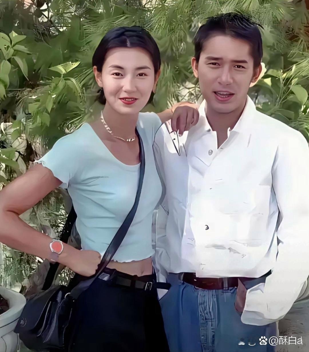 梁朝伟年轻时期颜值真的封神，眉眼清俊又有氛围感，帅得自带故事感