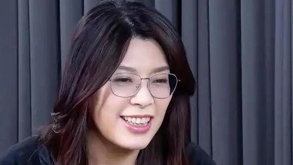 郑丽文身后女保镖意外走红，超高规格安保尽显两岸交流诚意郑丽文拜谒中山陵现场