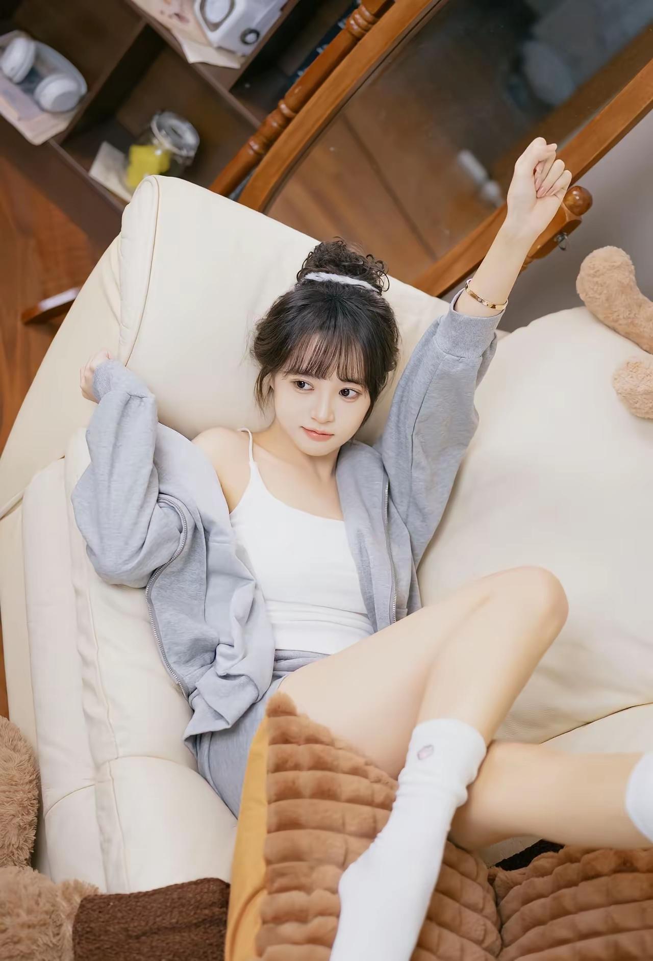 放松一下，窝在沙发里享受时光。上联是：人不可貌相，怎么对下联如何穿“连衣裙”才