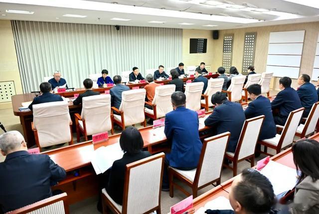 张恩惠主持召开党外人士座谈会