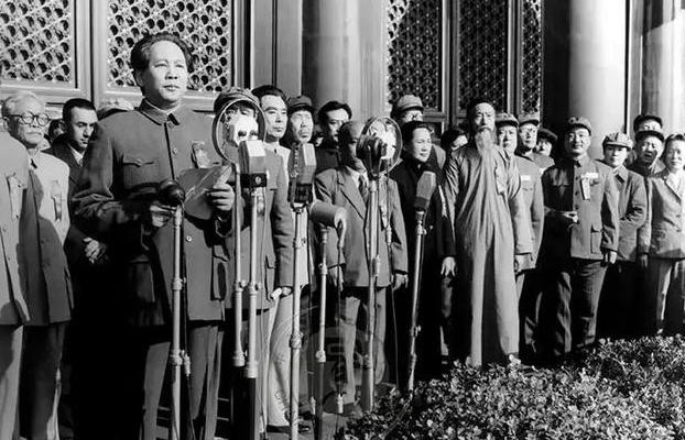 开国大典前夕，周总理问毛主席：“礼炮应当鸣几响呢？”毛主席想了想说：“就鸣二十八