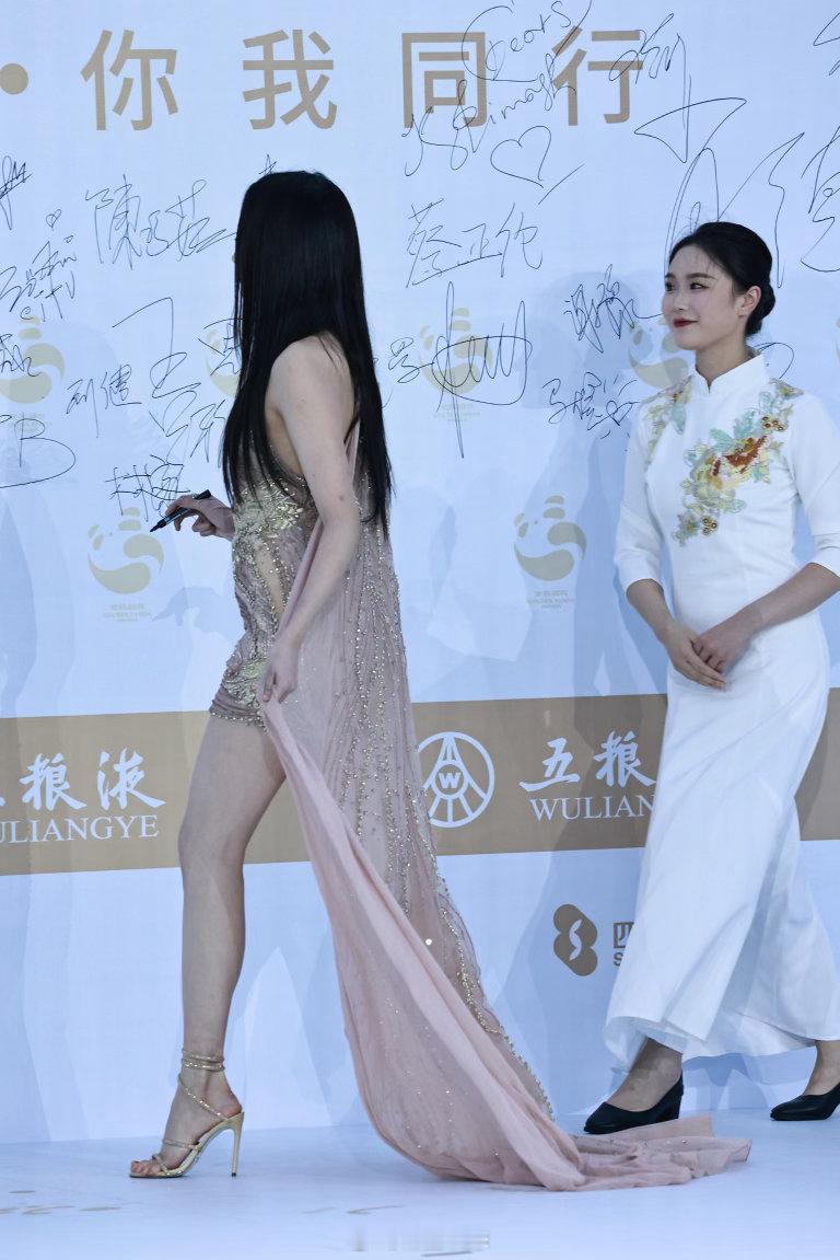 关晓彤活动秀美腿​​​