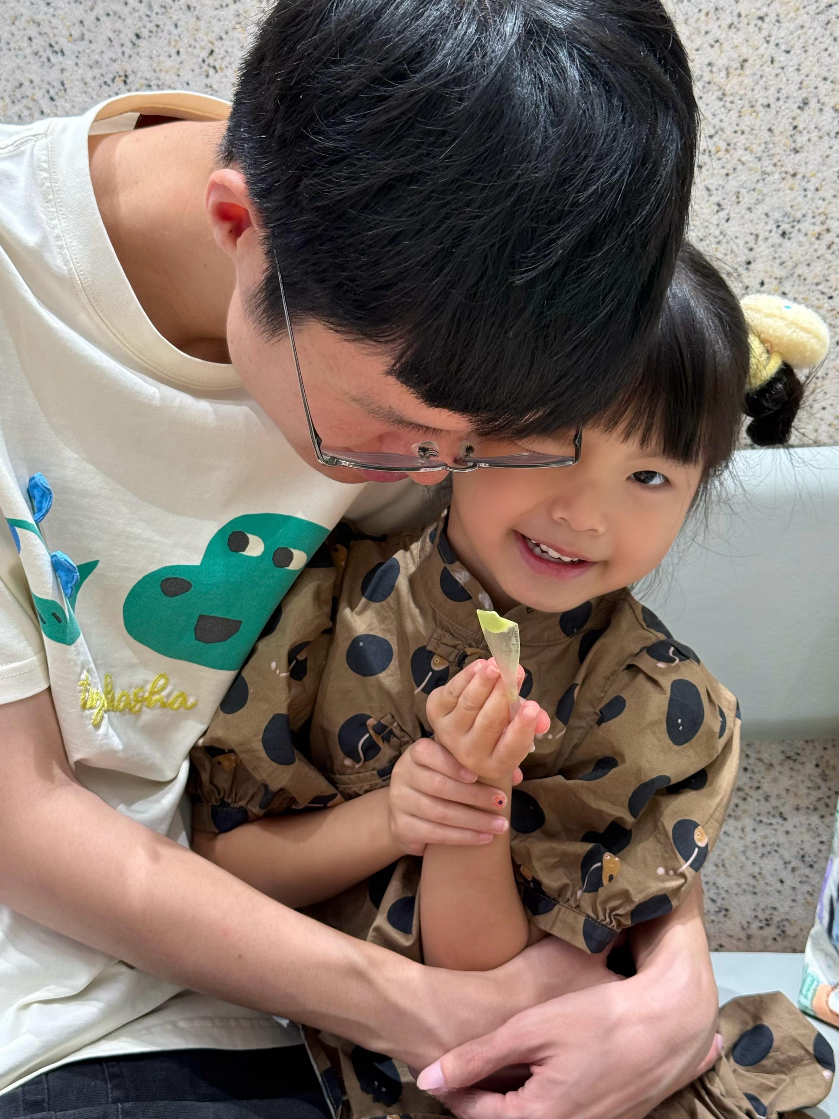 这么可爱怎么办自己家的公主自己爸妈宠（今天是二带一！）