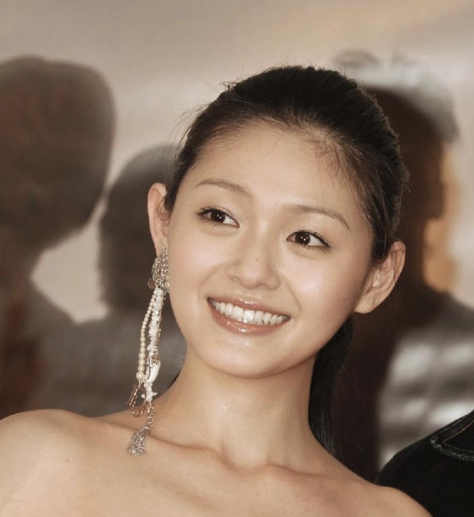 汪希玥和汪希箖慢慢的长开了，五官形体都有了变化。高大、斯文帅气的汪小菲和女儿小