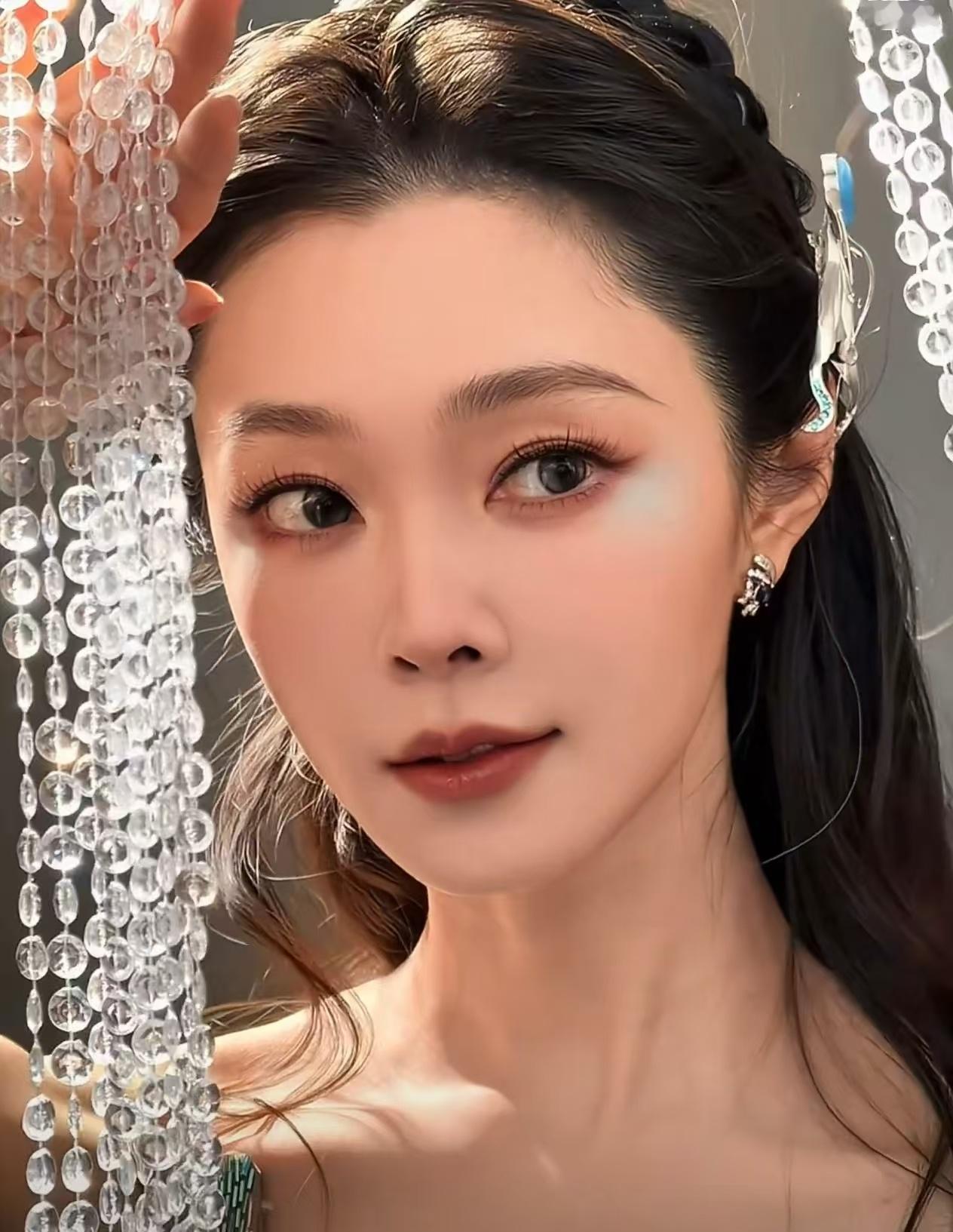 宋轶白开水妆谁还没看宋轶这张脸，不需要浓妆艳抹，白开水妆让她看起来像出水芙蓉一