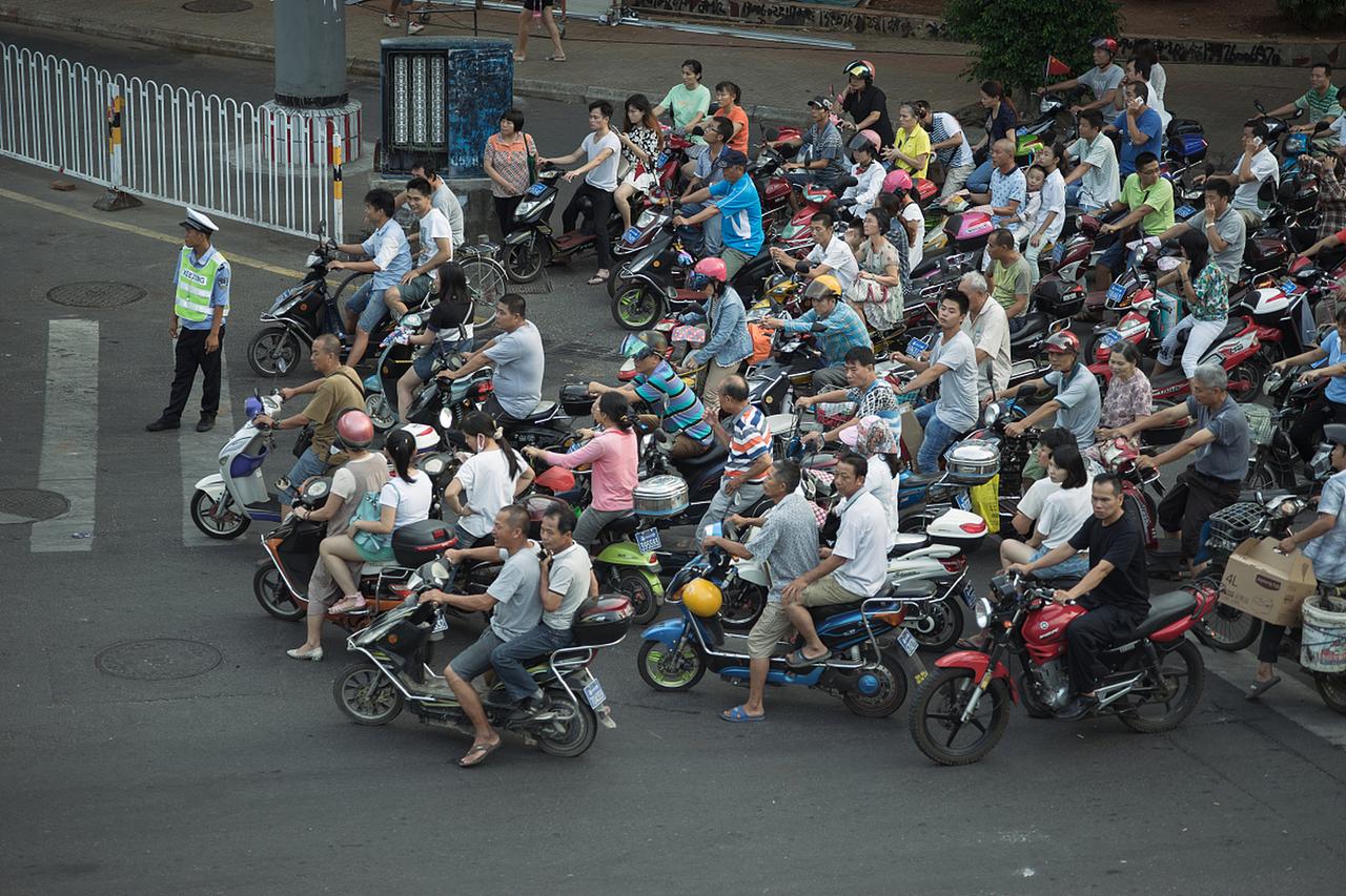 国外几乎没什么人骑的电动车，为啥偏偏在咱们国内遍地生根、到处都是？走在国内