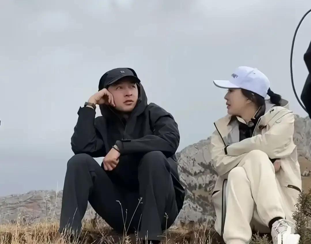 田朴珺拉着胡歌去爬佘山，镜头一开，两人喘得比我跑八百米还惨。胡歌抹着汗说山顶有