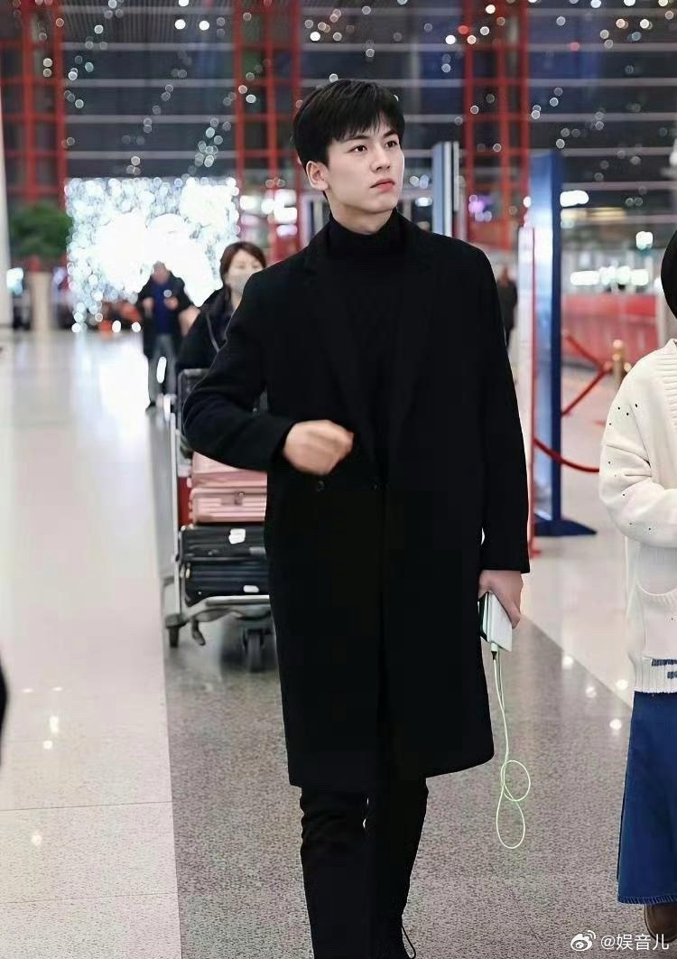 张凌赫未出道前竟然是短瘦脸！发型真的很重要