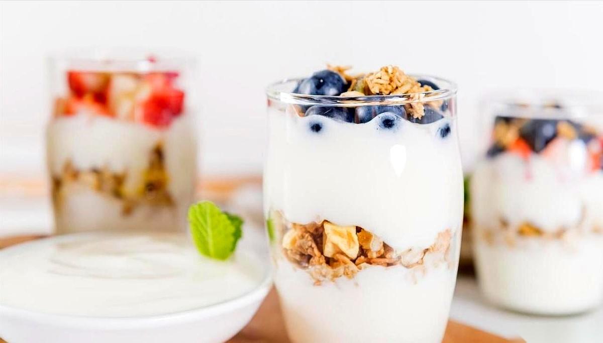 关于酸奶这东西，很多糖尿病患者的反应就是，猛地往后退一步，摆摆手，“太甜了，不敢