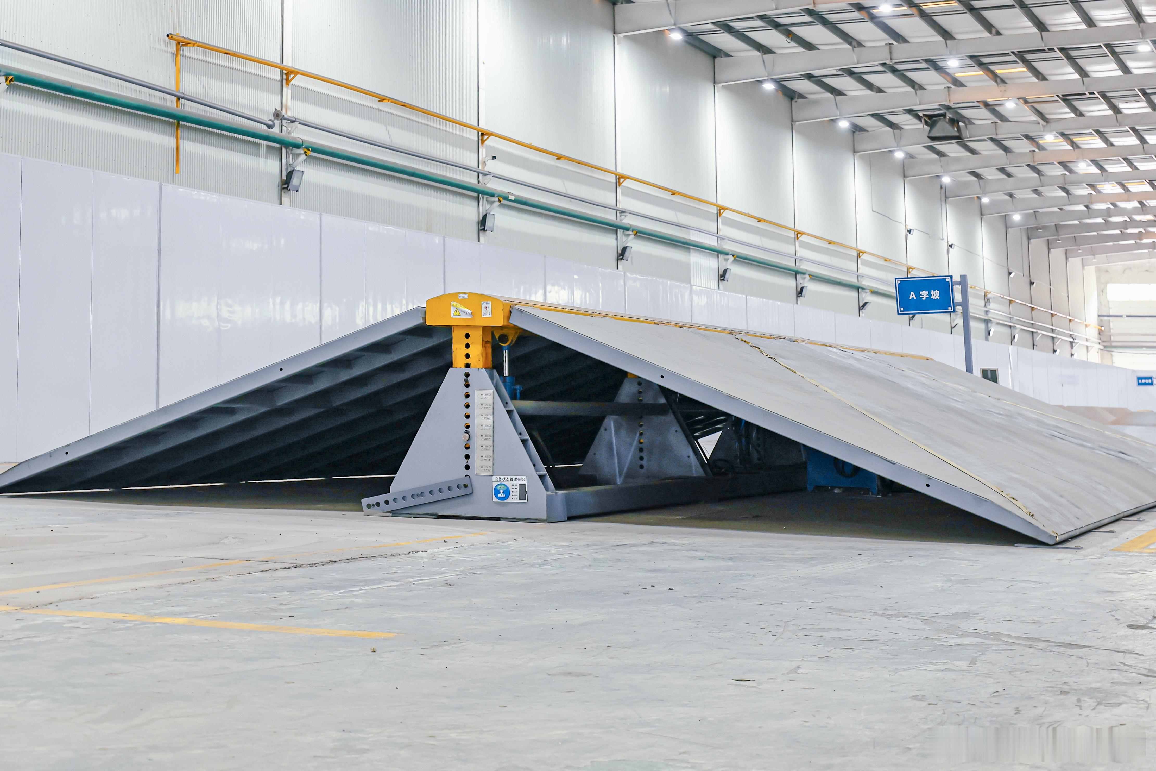 仰望U8场地越野测试把厂房搬进大山里！比亚迪在厂房内1:1复刻天门山天梯和全球1