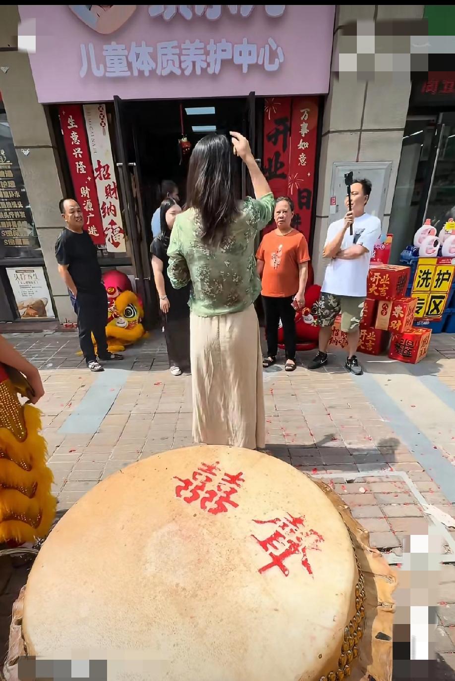 5月24日，广东佛山。楼下这家养护中心开业，店家按传统习俗请来醒狮队表演采青仪式