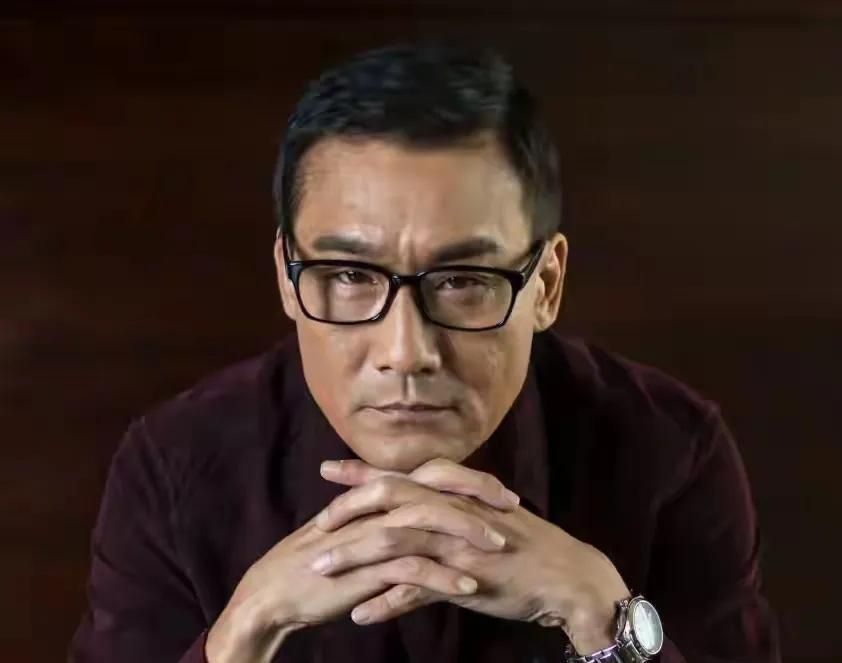 我看过李翰祥拍火烧圆明园的专访，李翰祥说梁家辉每天晚上在楼下弹吉他，追他女儿。
