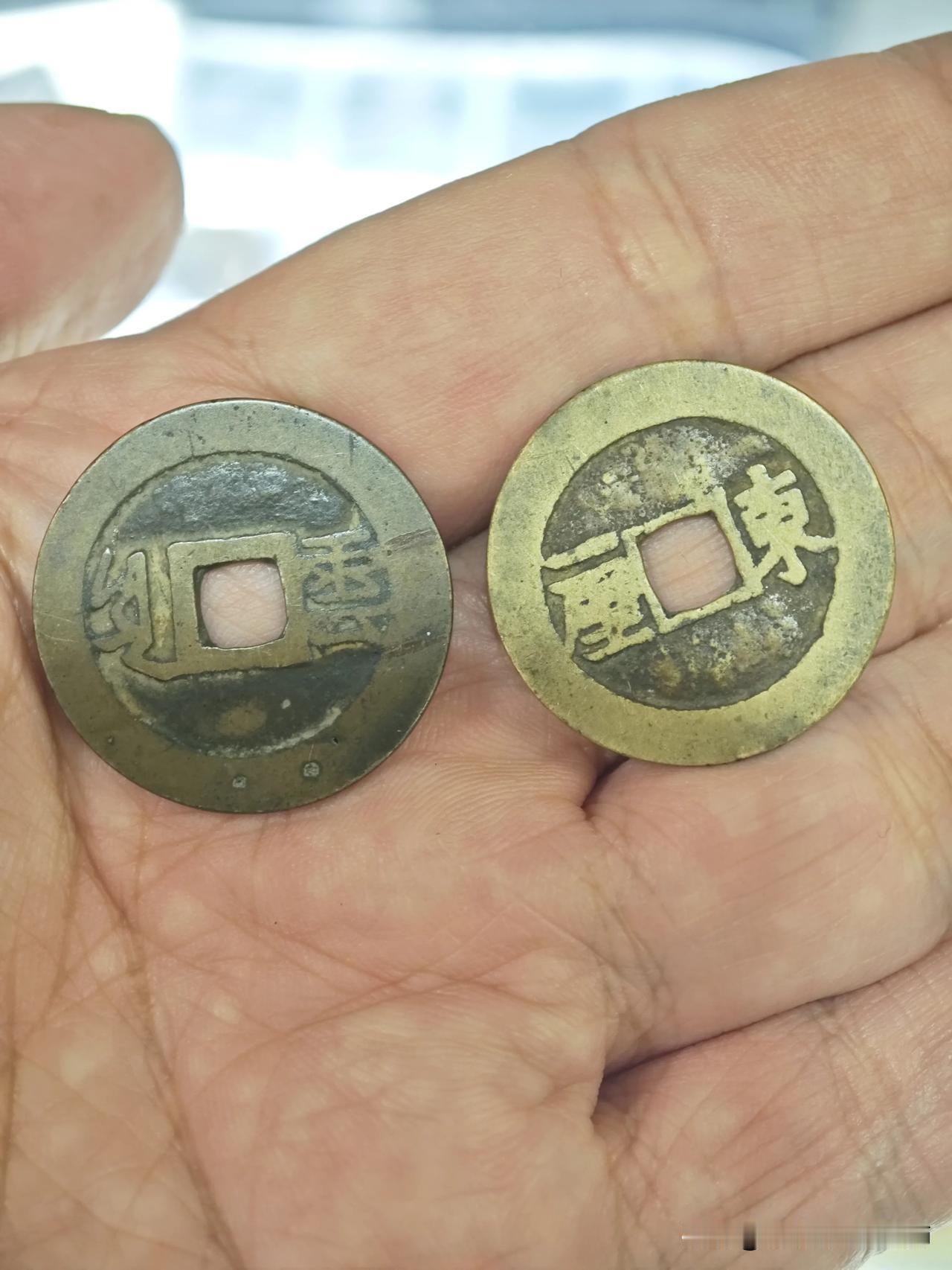 走遍家乡的大街小巷今天在行家那里收的古钱，挺好的，传世黄亮