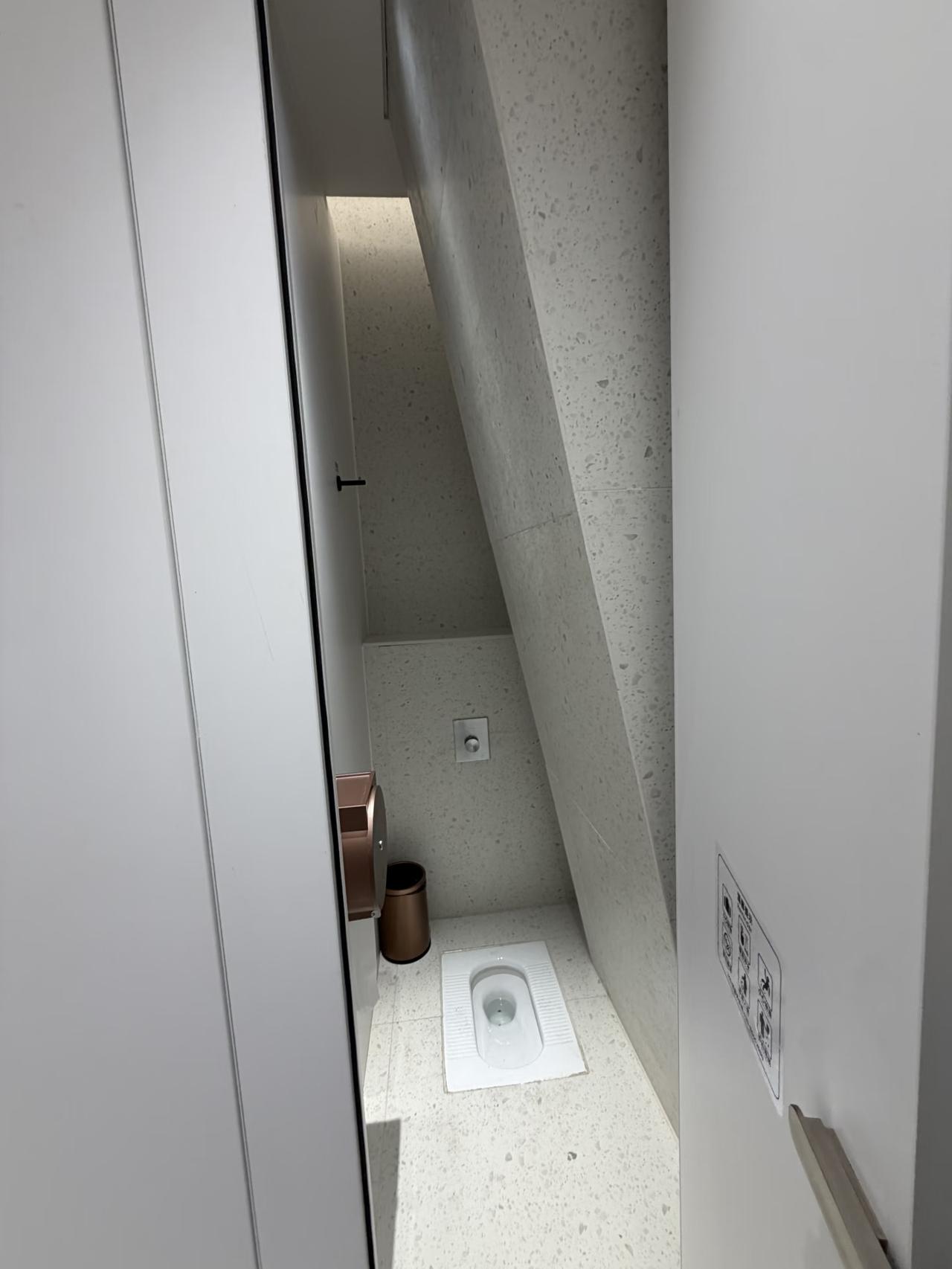 震惊！广州一新商场的厕所成了网红打卡点。刚刚开业的天河君超中心，负一层的一个