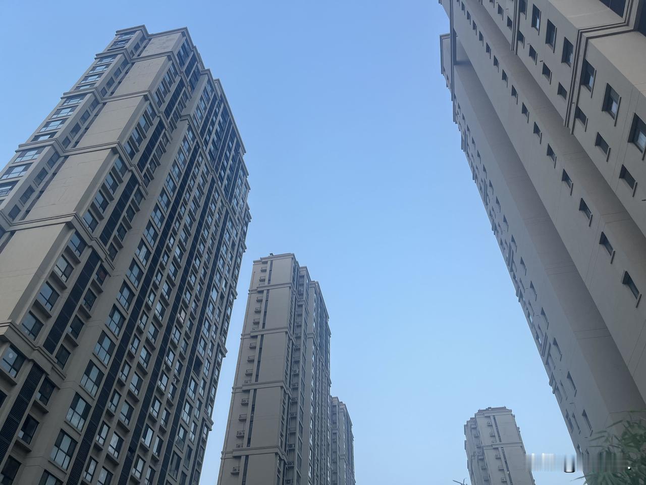 八月底的楼市新政，很多人感慨不已。其实，青岛市场，多年来，换了一批又一批的房