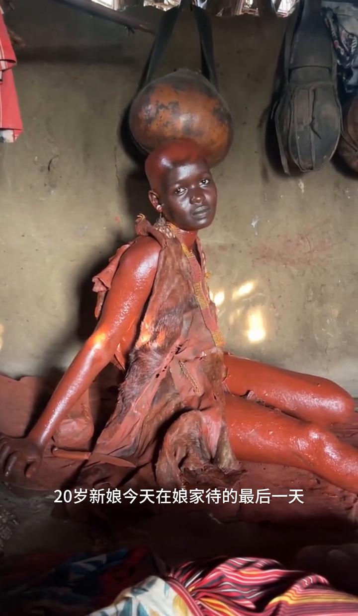 二十只羊和一间茅草屋，娶走她的同时，还要剥下一个生锈的铁环，那是从12岁起就扣进
