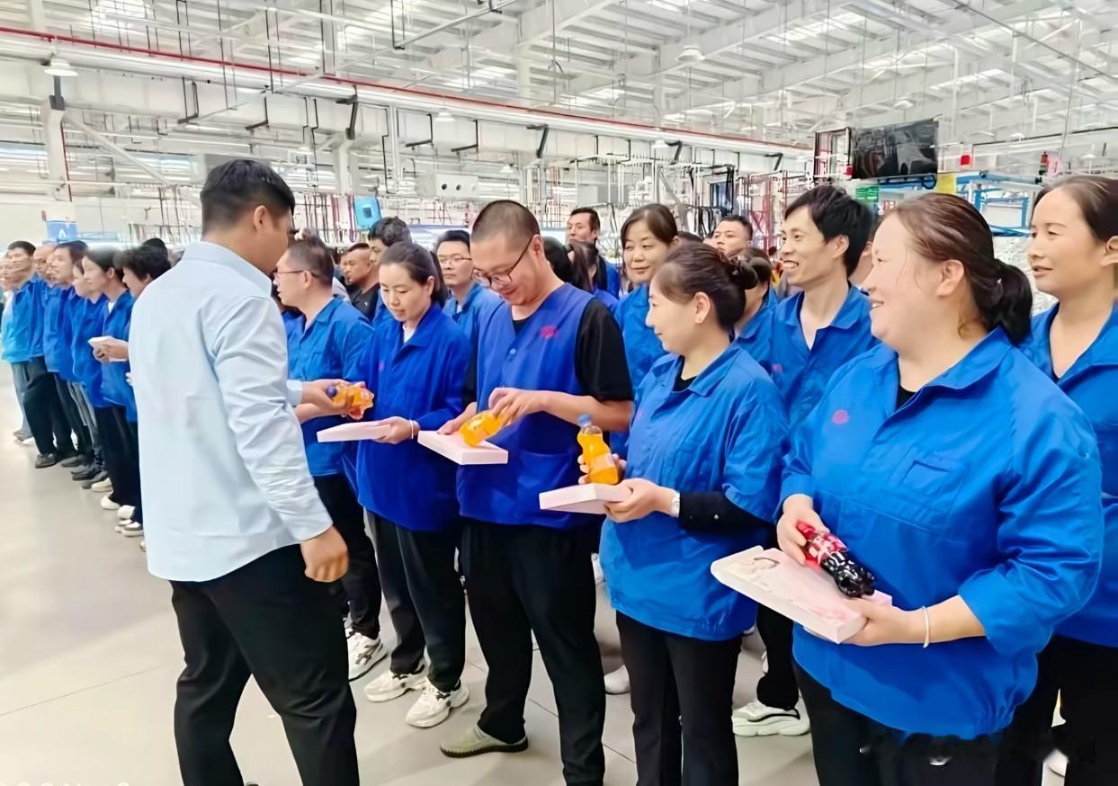 快到中秋节了，厂里给大家伙发中秋礼品了，大家都很开心，脸上洋溢着喜悦！