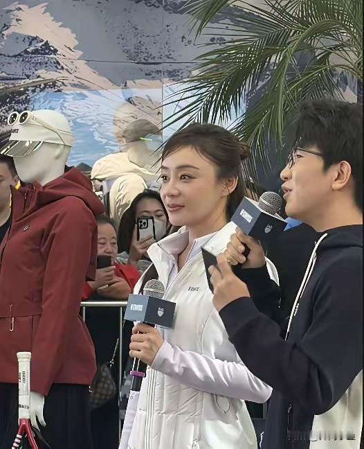 袁姗姗现身品牌线下活动，状态自然大方！一身白色轻薄运动外套搭配百褶短裙，清爽