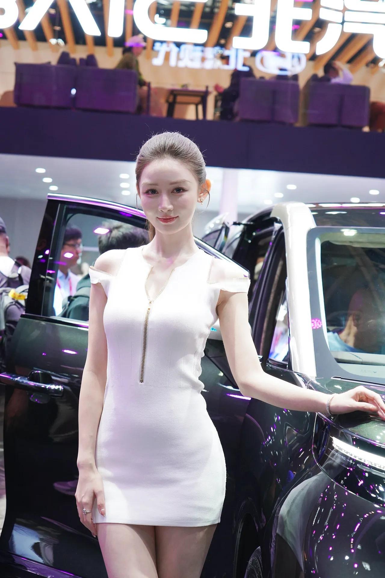 2026北京车展上，敏敏的白色连体裙简直惊艳到我了！当时车展人超多，新车和科技让