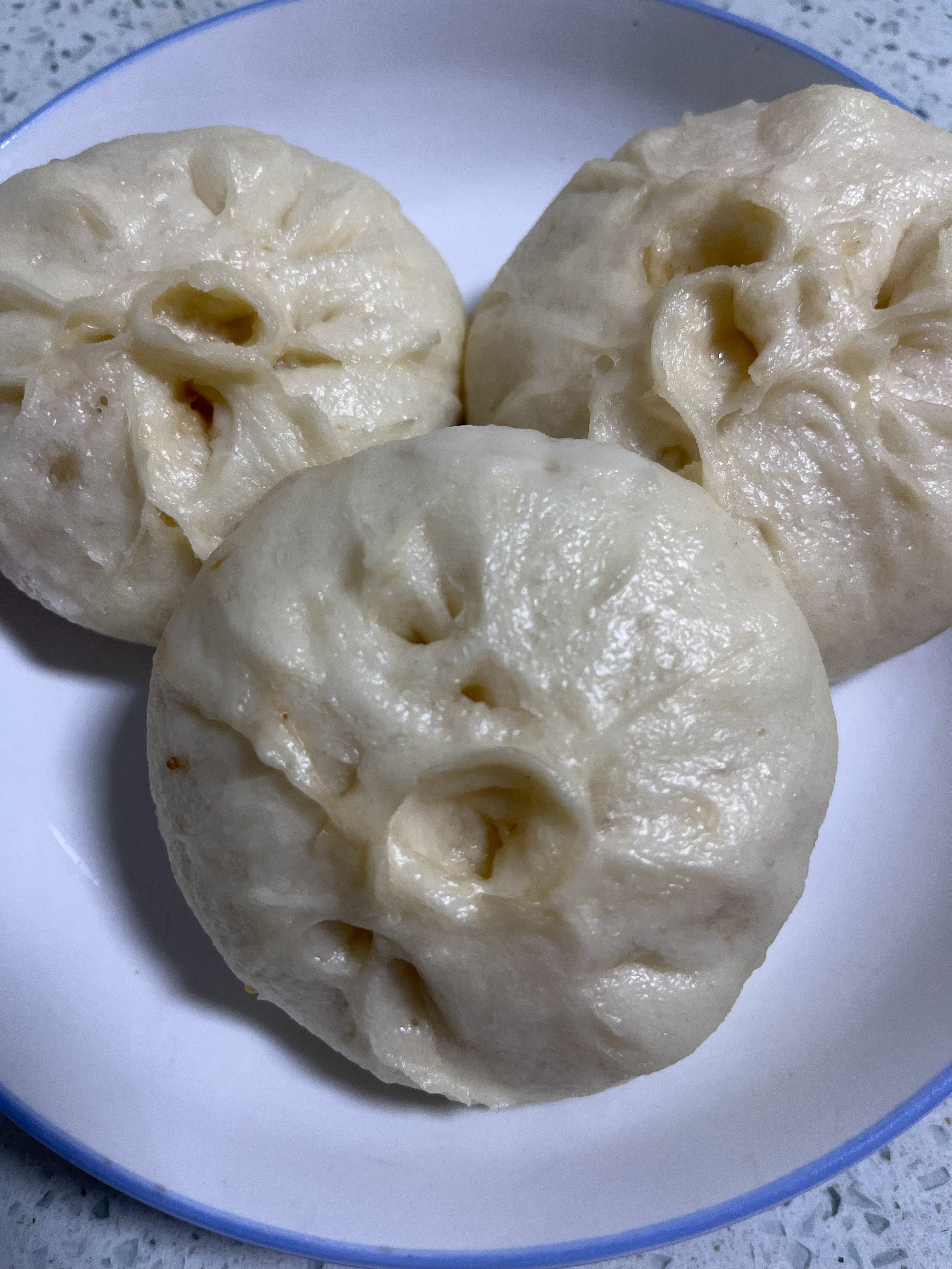 晚餐时间到开动～包子依旧猪肉白菜的，婆婆人真好啊肉给炖排骨吃了😄再配上我的酥肉