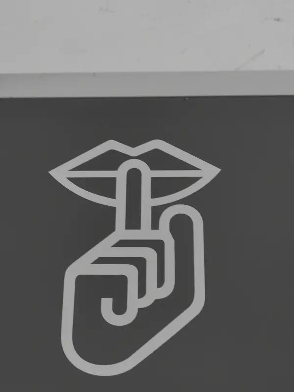 我这个人心里藏不住事，因为这个毛病，遭别人嫉妒、看笑话、当笑柄，是家常便饭。我在